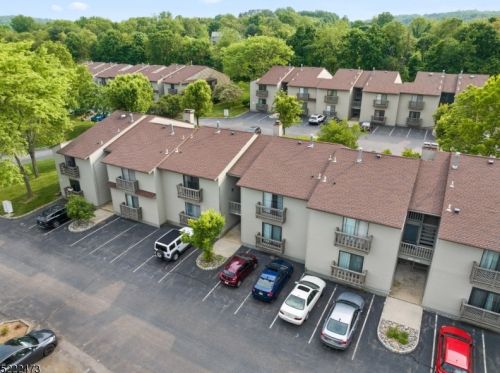 1806 Spruce Hills Dr, Glen Gardner, NJ 08826-3717
