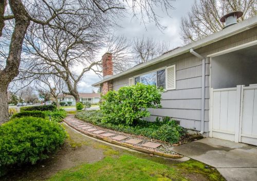 4 Casa Linda Dr, Woodland CA  95695-4612 exterior