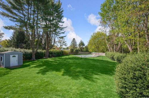 7 Newbrook Ln, Elwood NY  11731-5230 exterior