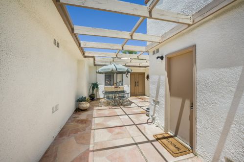 4 Tortosa Dr, Rancho Mirage CA  92270-4751 exterior