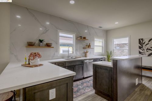 557 63 St, Oakland CA 94609-1244 exterior