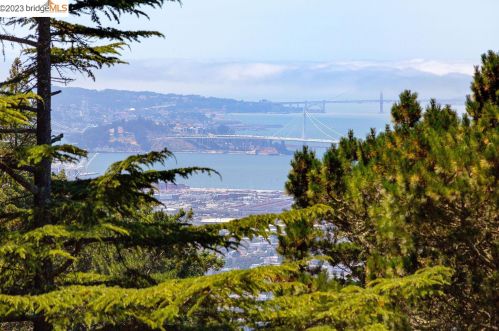 6361 Ascot Dr, Oakland CA 94611-1710 exterior