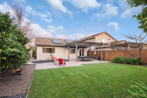 1056 Esparto Ct, Windsor CA  95492-7807 exterior