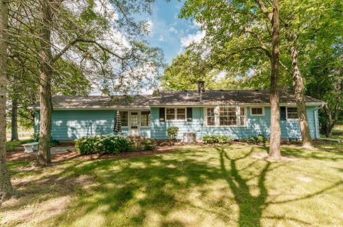 9616 Greenview Ln, Thiensville WI  exterior