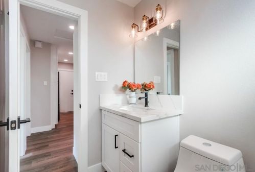 250 Delphinium St, Encinitas CA  92024-3303 exterior