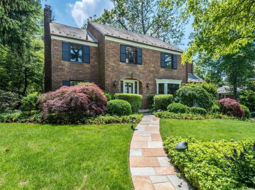 18 Stonehenge Rd, Great Neck, NY 11023-1008