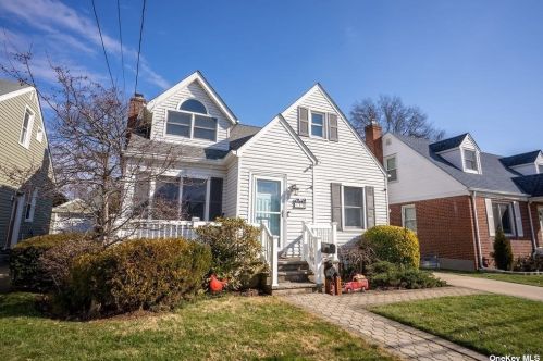 10 Kamda Blvd, New Hyde Park, NY 11040-3136