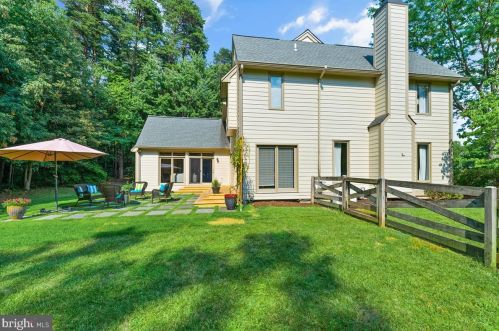 9106 Meadowcreek Ln, Lorton VA  22079-3238 exterior