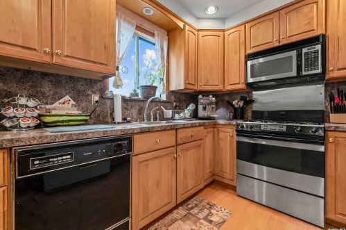 39 Barracuda Rd, East Quogue NY  11942-4915 exterior