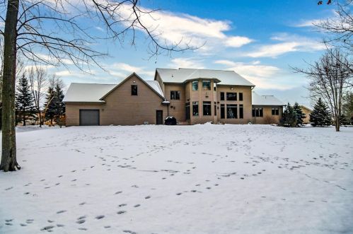 2819 Creekwood Cir, Green Bay, WI 54311-4617