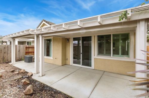 7500 Abbey Cir, Elk Grove CA  95757-5103 exterior