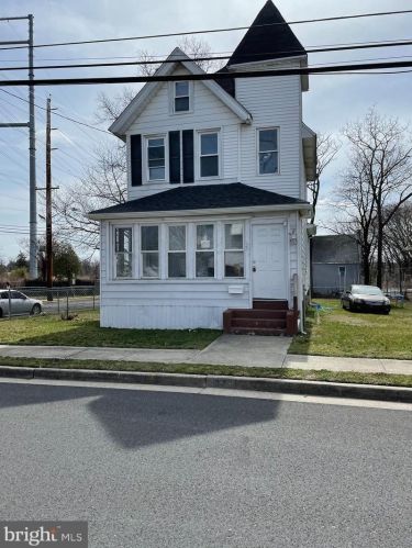 27 Dare St, West Deptford, NJ 08096-1612
