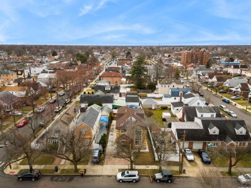 260-14 83rd Ave, Floral Park NY  11004-1604 exterior