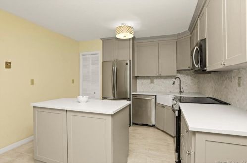 201 Highview Ave, Stamford, CT 06907-1421