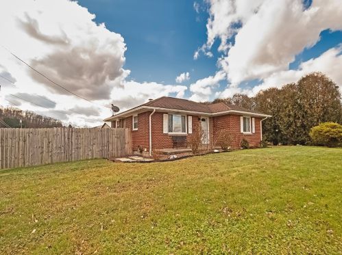 3268 Leechburg Rd, New Kensington, PA 15068-2825