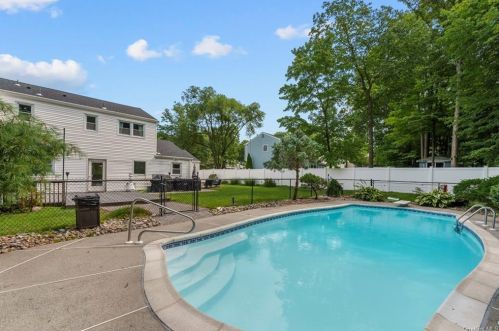 21 Yorkshire Dr, Airmont NY  10901-7217 exterior