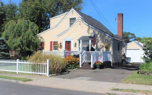 70 Ash St, North Lindenhurst, NY 11757-4813