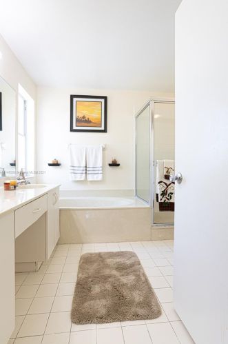 3136 176 Ter, Hollywood FL 33029-5556 exterior