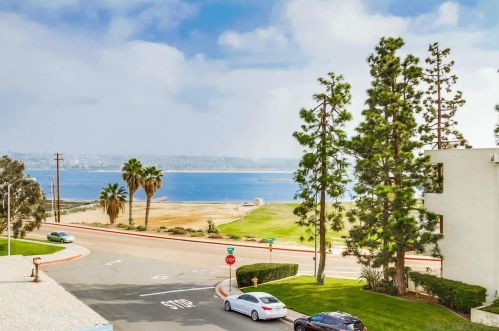 1760 La Playa Ave, San Diego CA 92109-6526 exterior