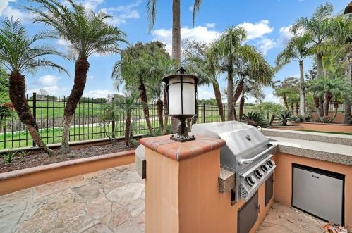 6471 Morningside Dr, Huntington Beach CA  92648-6106 exterior