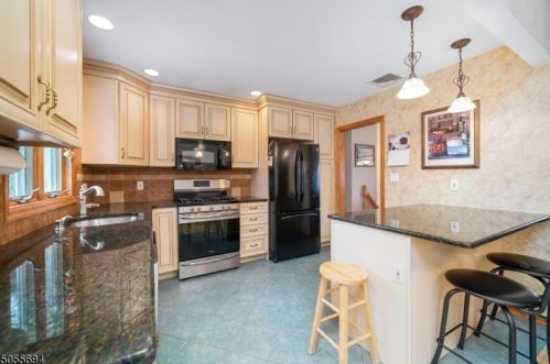 16 Dodd Ter, Verona NJ  07044-1718 exterior