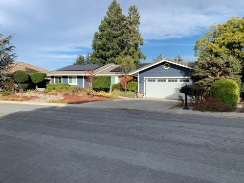 945 Lanini Dr, Hollister, CA 95023-6451