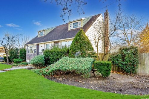 864 Whitebirch Ln, North Wantagh, NY 11793-1605