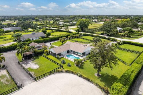 2904 Appaloosa Trl, West Palm Beach FL  33414-7639 exterior