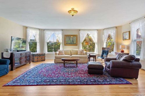 27 Palmer Ter, Pine Neck, NY 11963-4406