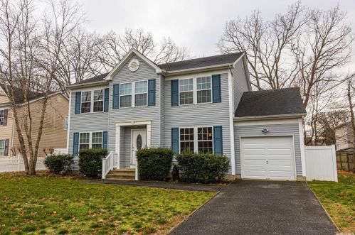 340 45th St, Copiague, NY 11726-1017