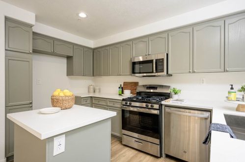 2025 Avila Pl, Oxnard CA 93036-2487 exterior