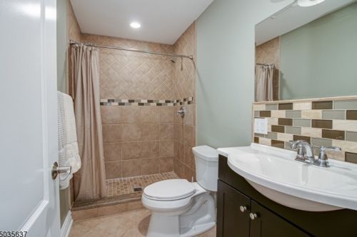 1 Mueller Pl, Warren NJ  07059-5703 exterior