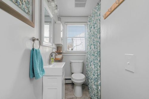 18 Lakeview Dr, South Kingstown RI  02882-1223 exterior