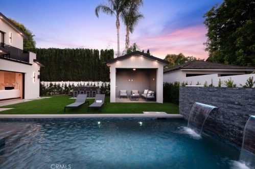 4765 Lemona Ave, Van Nuys CA 91405-4530 exterior