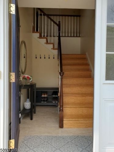35 Sunrise Dr, Gillette, NJ 07933-1949