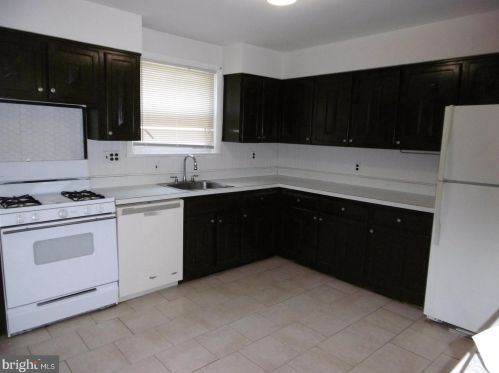 774 Hill Rd, Philadelphia, PA 19128-1515