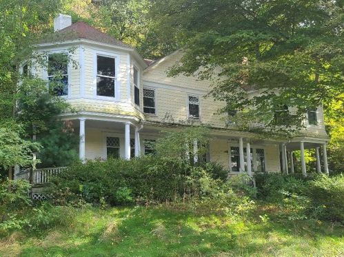 30 Old Post Rd, Red Hook, NY 12571-2219