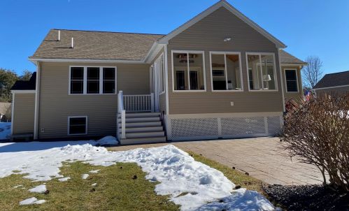 19 Pilgrim Cir, Nashua NH  03063-2827 exterior