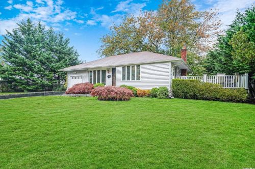 221 Piney St, Islip Terrace, NY 11752-3009