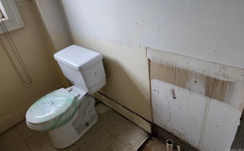 38 Crescent Pl, Middletown NY  10940-5627 exterior