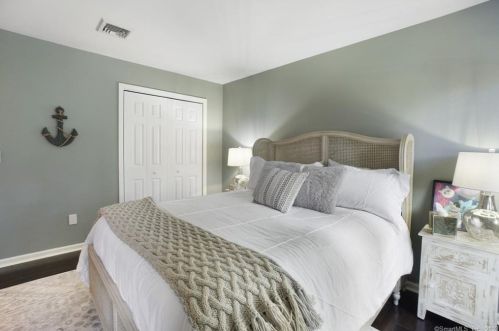 20 Narragansett Trl, Sandy Hook CT 06482-1147 exterior