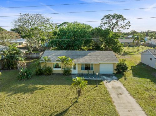 1085 Highland Dr, Vero Beach, FL 32962-8034