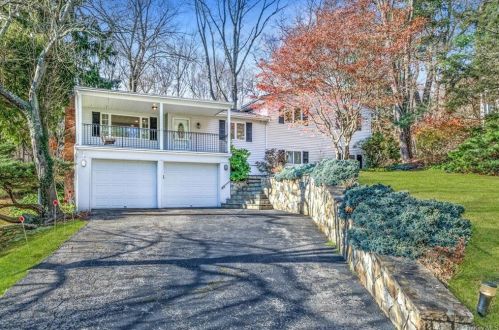 25 Meadow Ln, Chappaqua, NY 10514-2530