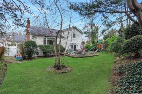 8 Stuart Ct, Huntington Station NY  11746-4237 exterior