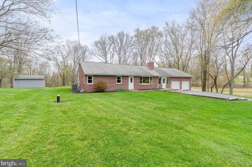 1401 La Carr Ln, Water Gap, PA 17018-9716