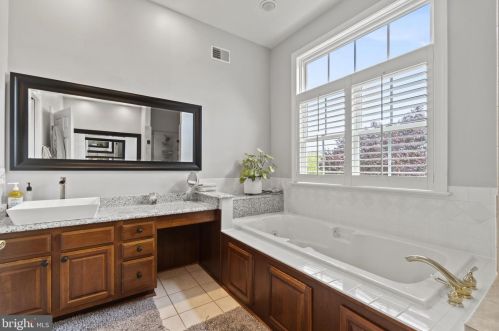 17621 Stonegait Ct, Round Hill VA  20141-2264 exterior