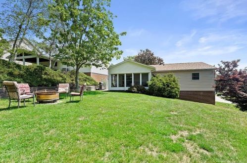718 Wil Tara Dr, Pittsburgh, PA 15236-4514