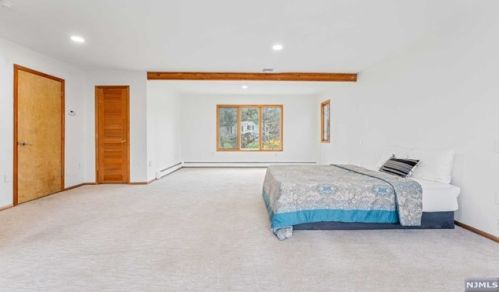 17 Hickory Dr, Oakland NJ  07436-2519 exterior