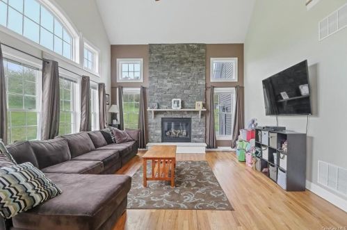 6 Austin Way, Marlborough NY  12542-5539 exterior