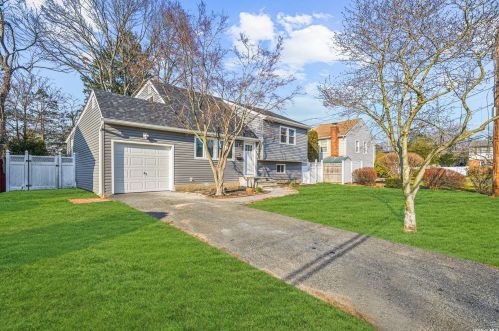 3 Skyview Pl, Huntington Station, NY 11747-1529